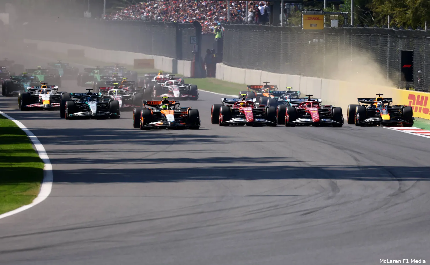 max-verstappen-red-bull-racing-george-russell-mercedes-lewis-hamilton-charles-leclerc-ferrari-lando-norris-mclaren-start-mexico-zondag-2025