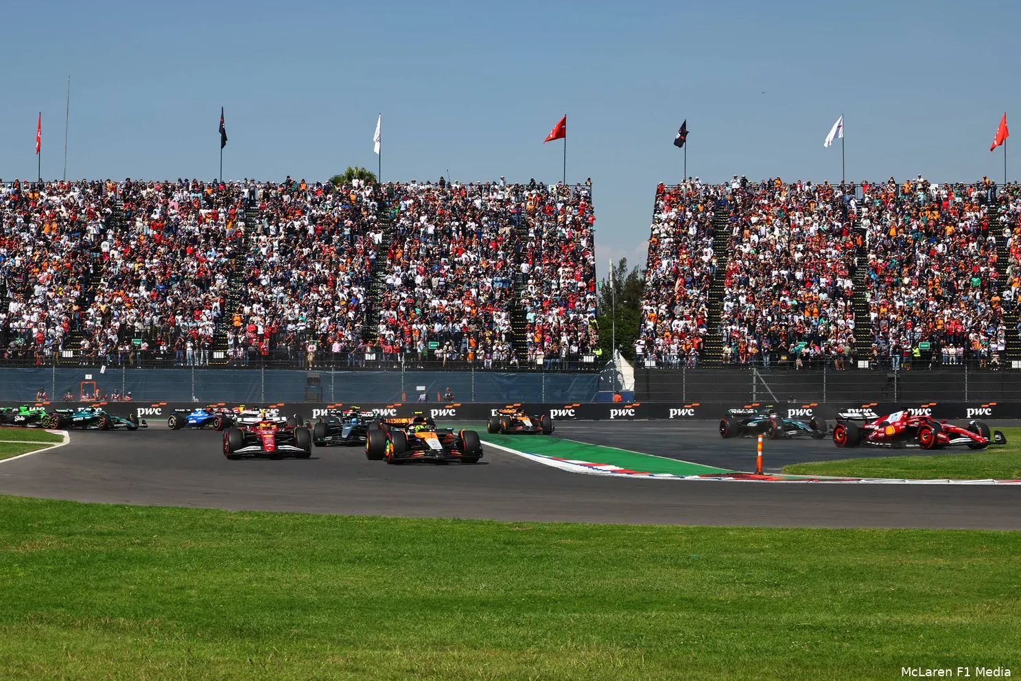 oscar-piastri-max-verstappen-red-bull-racing-george-russell-mercedes-lewis-hamilton-charles-leclerc-ferrari-lando-norris-mclaren-mexico-zondag-2025