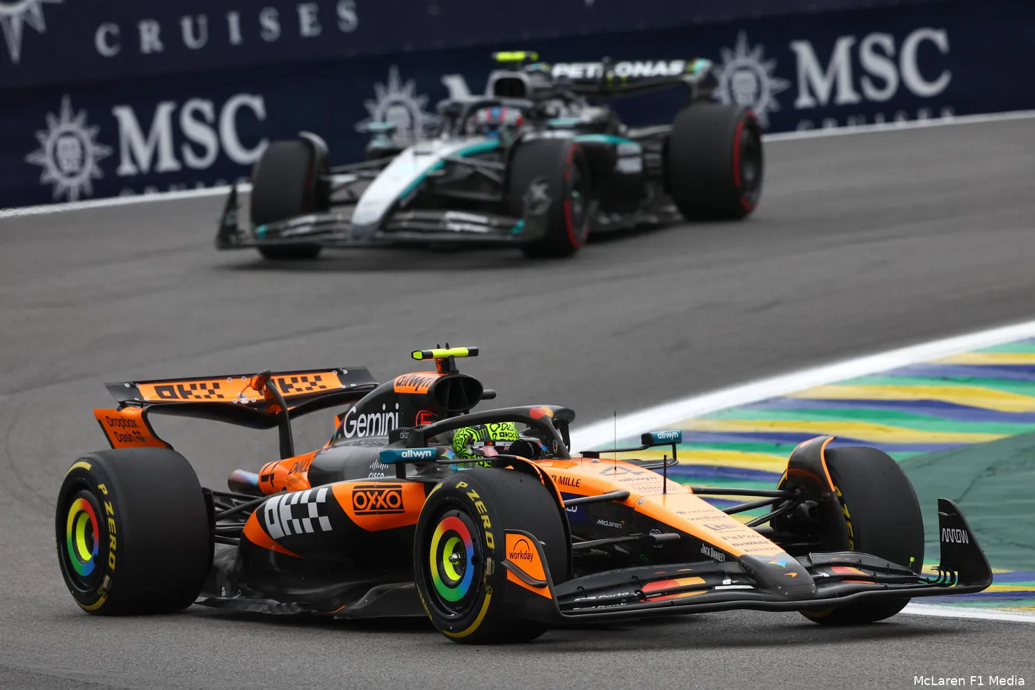 kimi-antonelli-mercedes-lando-norris-mclaren-gp-sao-paulo-brazilie-2025-zondag