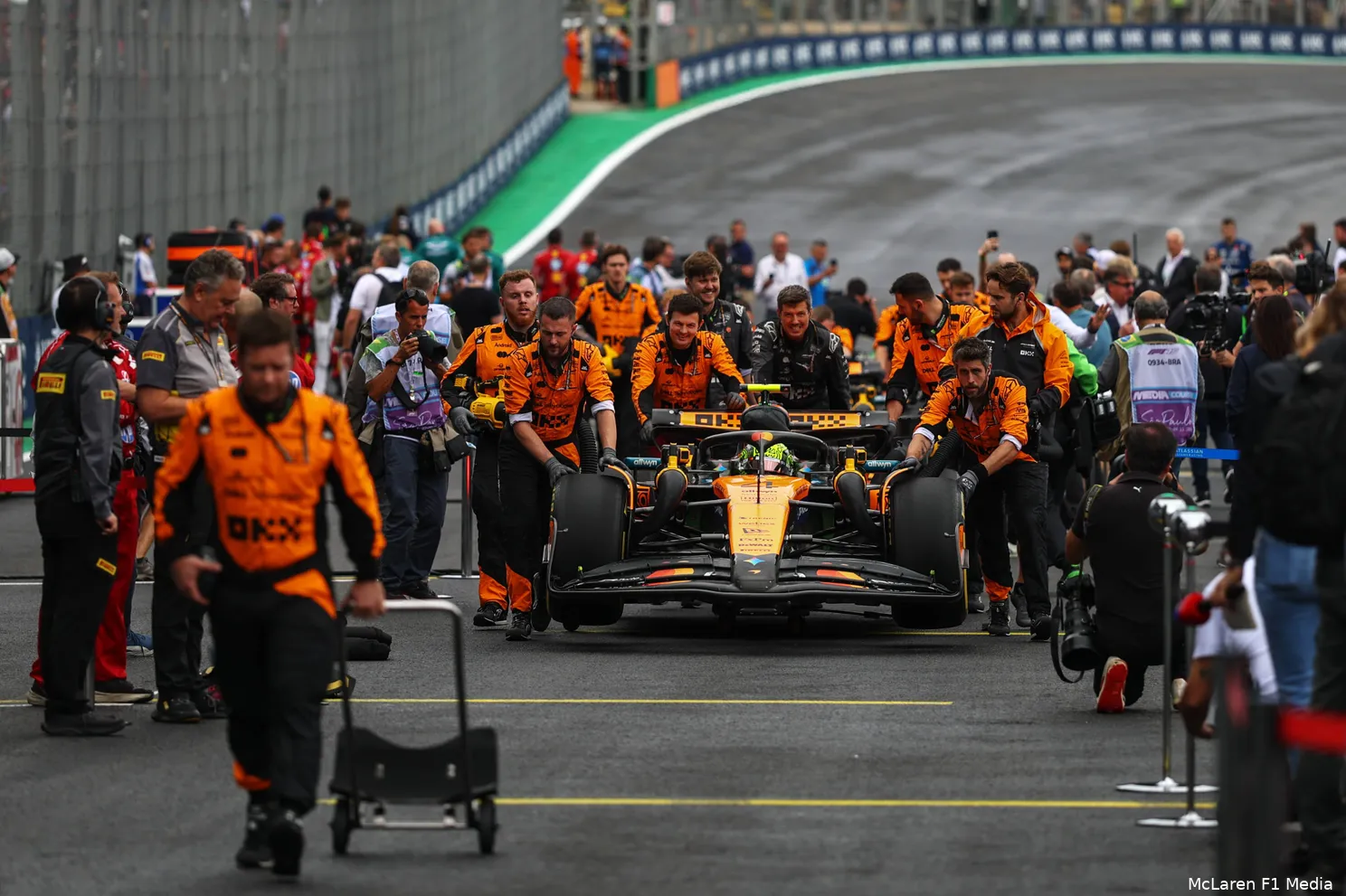 lando-norris-zaterdag-brazilië-sprint-mclaren-2025