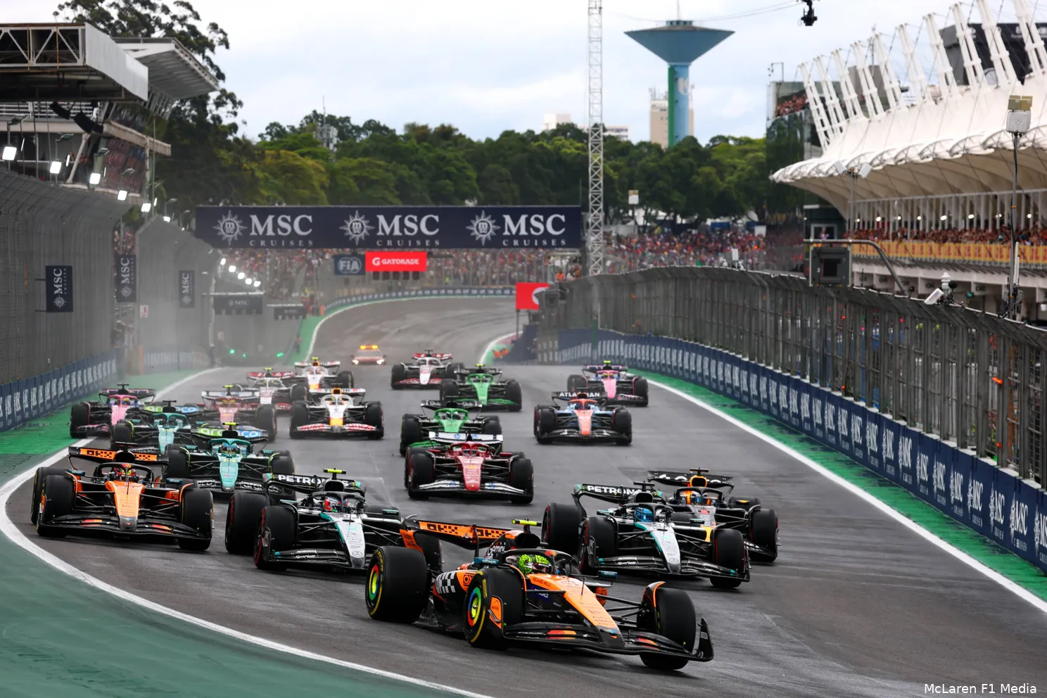 lando-norris-zaterdag-brazilië-sprint-mclaren-2025-start