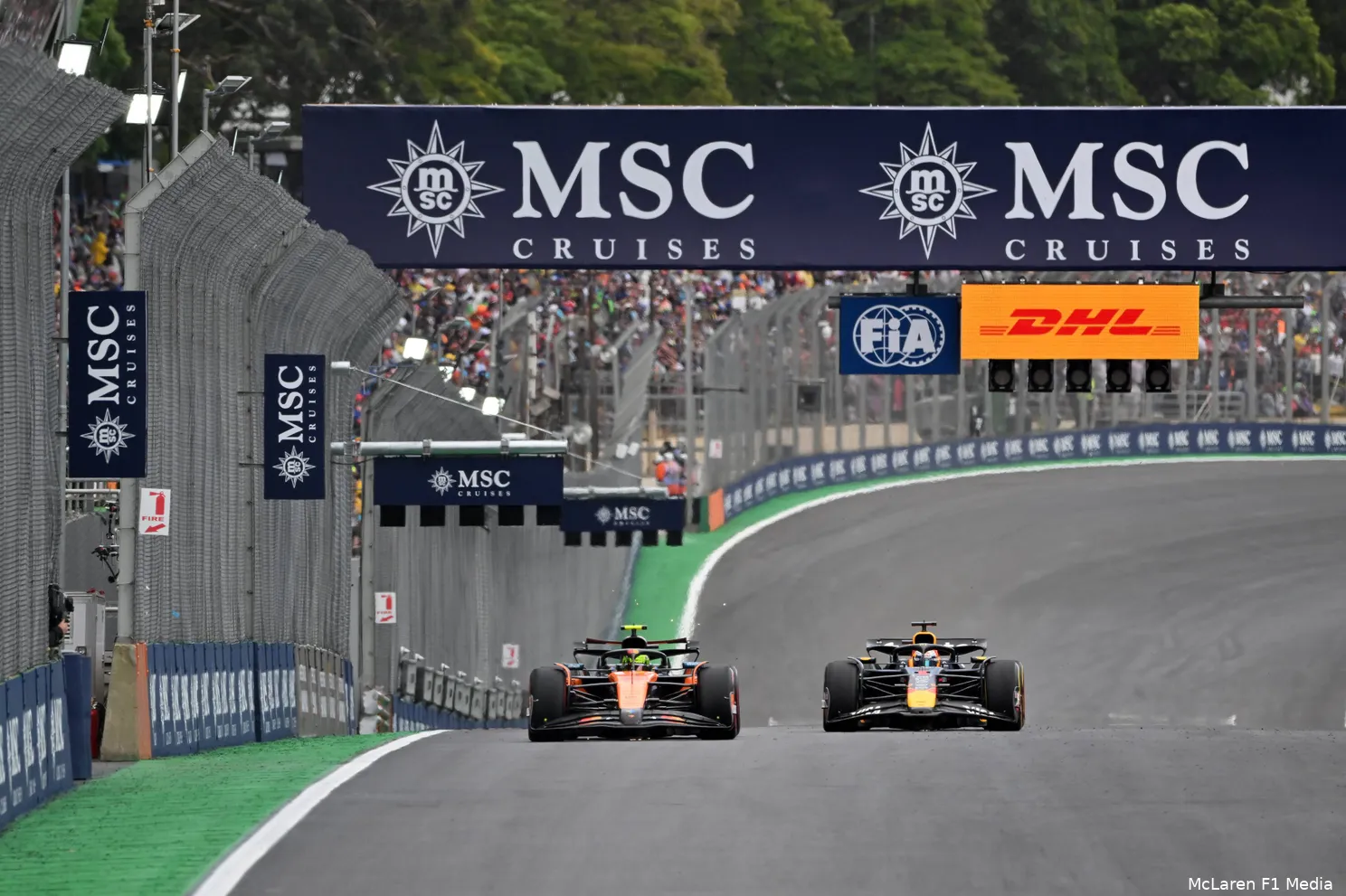 max-verstappen-red-bull-racing-lando-norris-mclaren-gp-sao-paulo-brazilie-2025-zondag