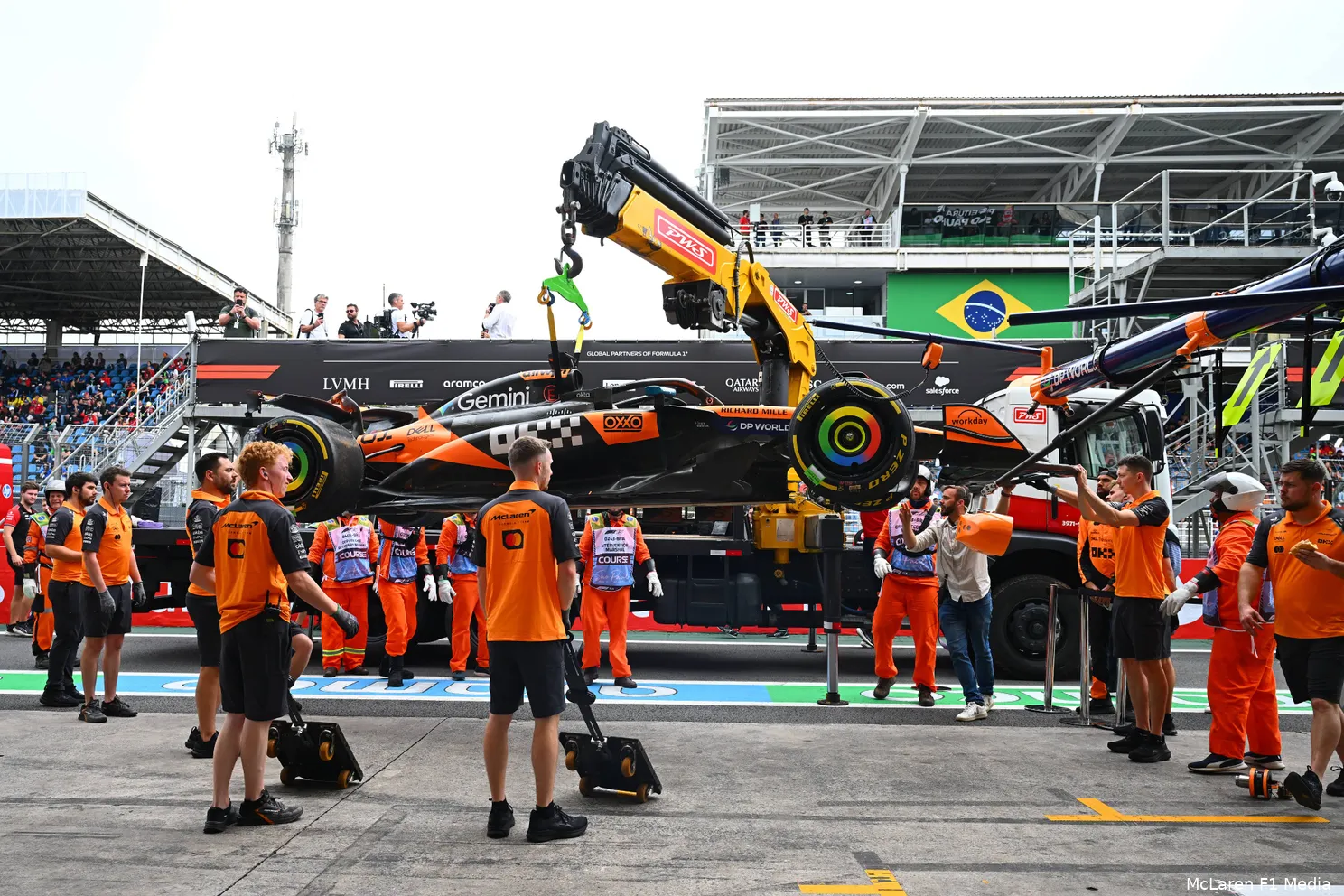 oscar-piastri-auto-crash-sao-paulo-brazilie-2025-mclaren