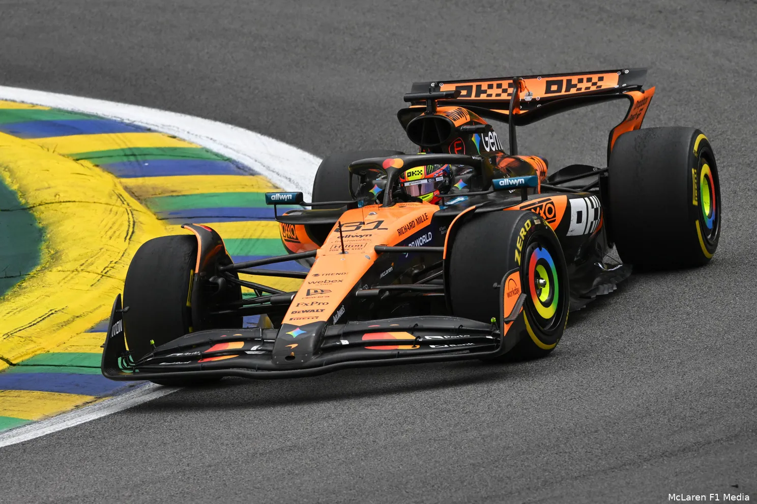 oscar-piastri-mclaren-gp-sao-paulo-brazilie-2025-zondag