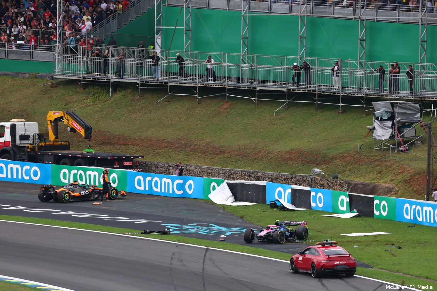 oscar-piastri-zaterdag-sprintrace-mclaren-2025-brazilie-crash