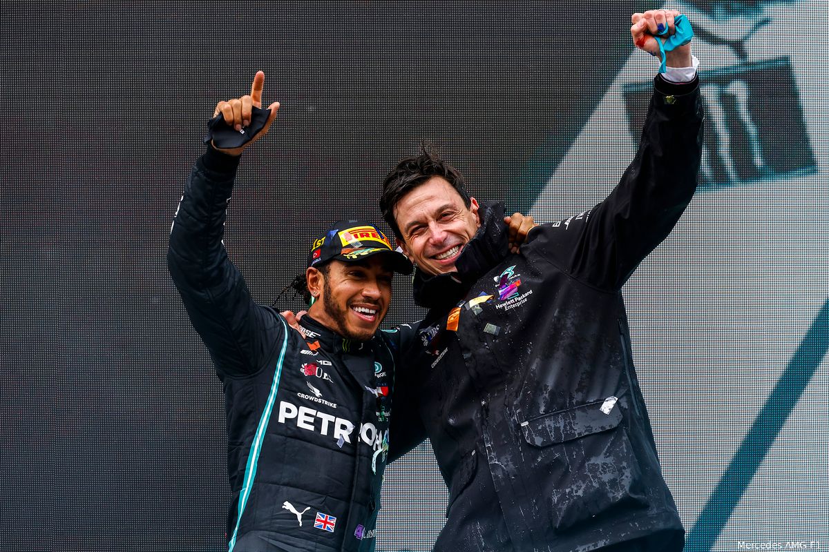 Wolff sneert na afloop GP Singapore weer richting Red Bull Racing