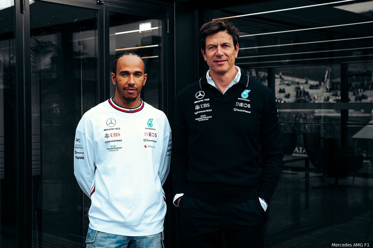 Hamilton: 'Transitie van Mercedes naar Ferrari voelt raar'