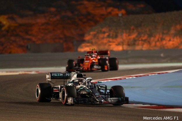 Verslag VT1 | Moeizaam startende Verstappen geeft een seconde toe op krachtig Mercedes