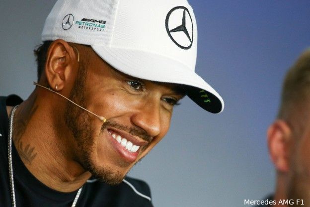 Video | Hamilton en Bottas unboxen teampakket Mercedes