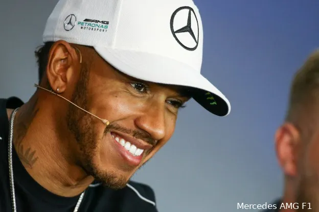 Video | Hamilton en Bottas unboxen teampakket Mercedes