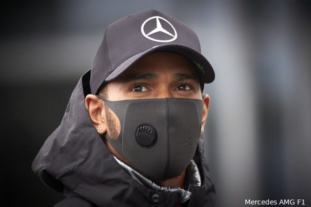 Hamilton relaxt na 98ste pole in F1: 'De druk is eraf, we kunnen vooral plezier hebben'