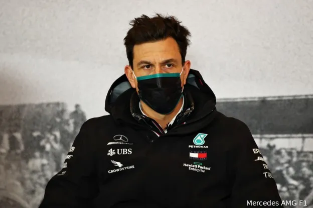 Wolff reageert op dramastart Mercedes: 'Weten niet wat er gebeurd is'