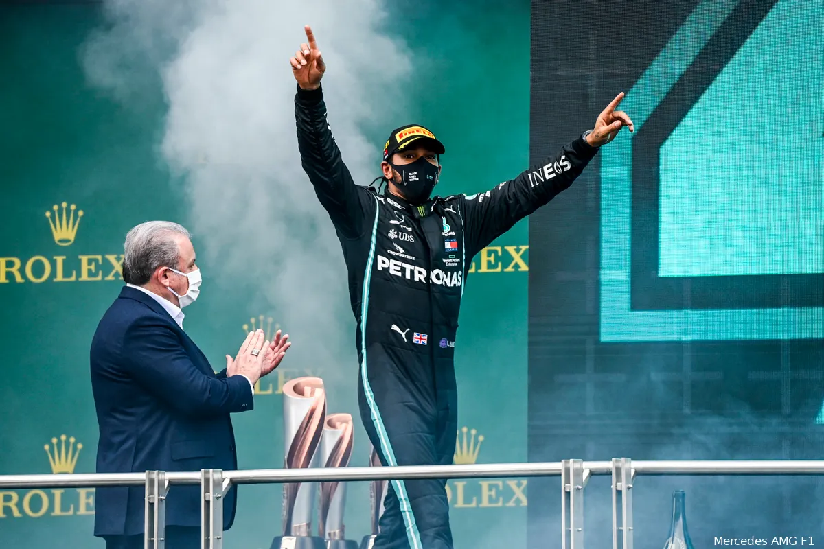 Button prijst Hamilton na bereiken zevende wereldtitel: 'Dat maakt hem een complete coureur'