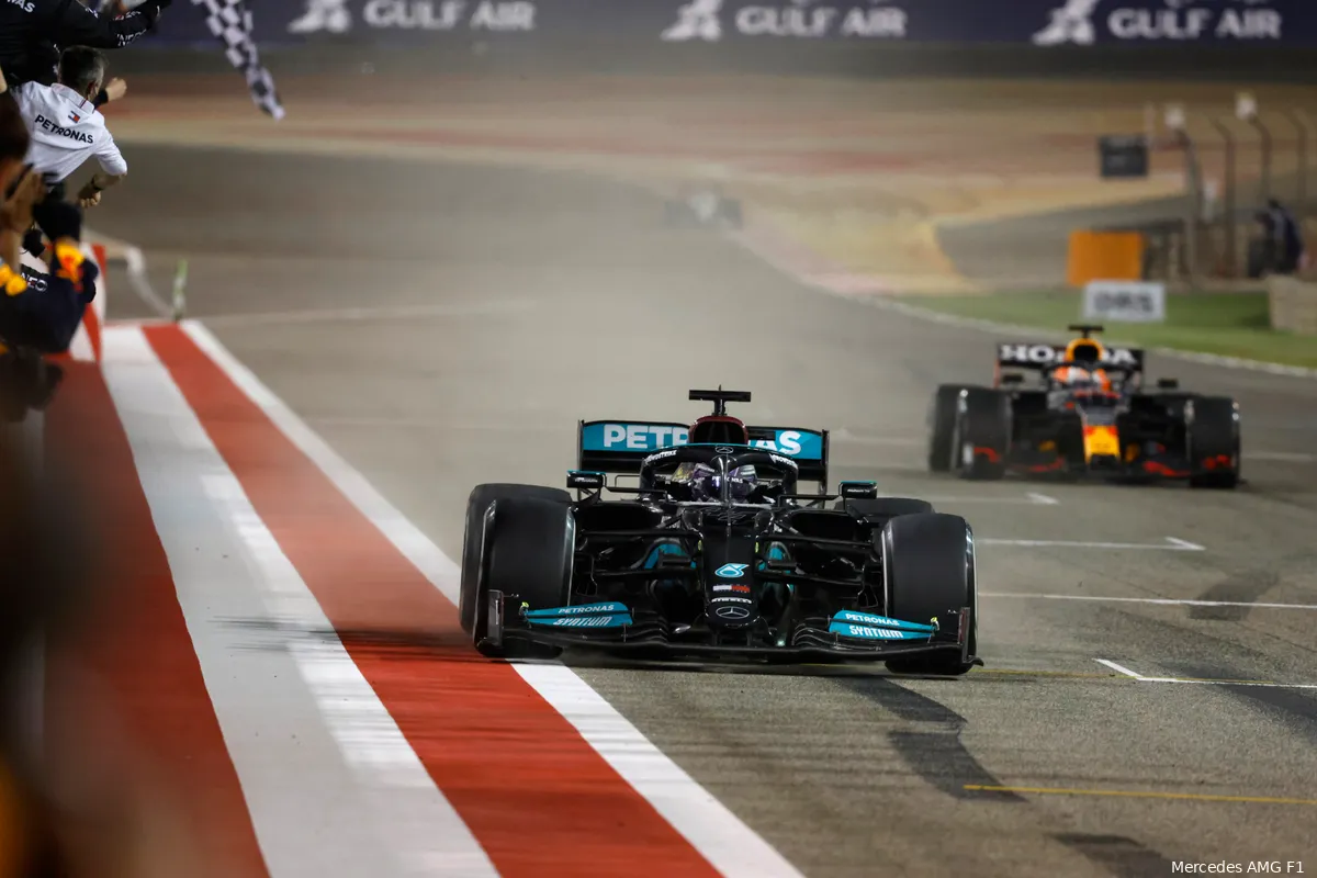 Hamilton over strijd met Verstappen: 'Ben blij voor de fans'