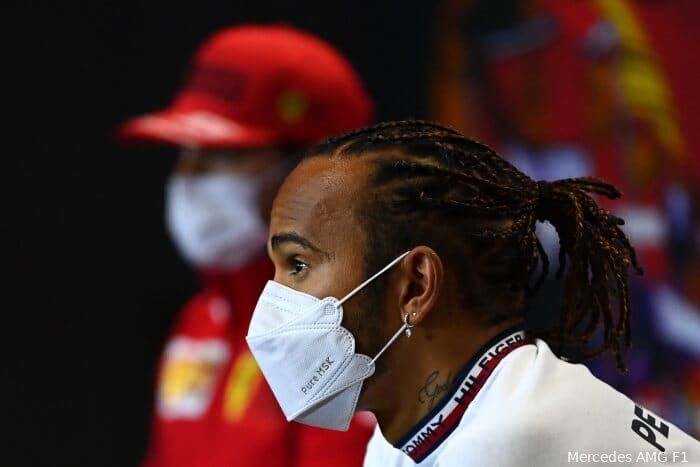 Hamilton: 'Druk van Verstappen veroorzaakte fout in Baku niet'