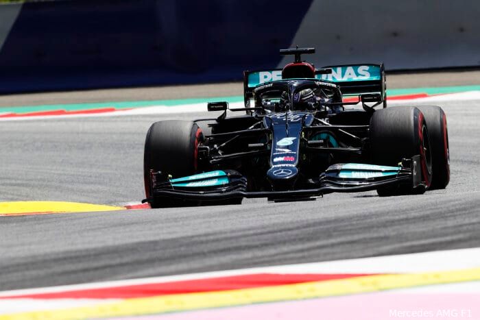 Verslag VT2 | Mercedes voert het veld aan, Verstappen P3 in listige omstandigheden