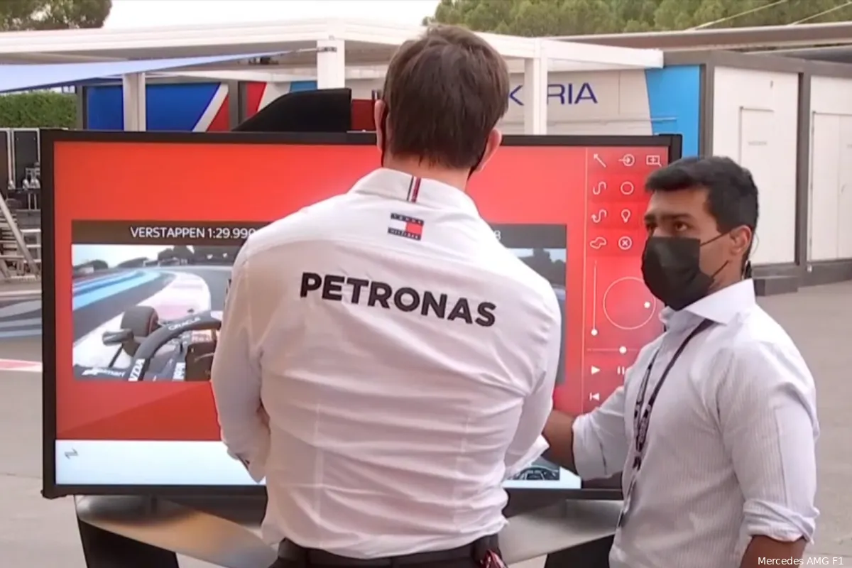 Chandhok vermoedt Mercedes-element in deal rondom Vowles: 'Niet gebruikelijk dat hij niet op gardening leave is gestuurd'