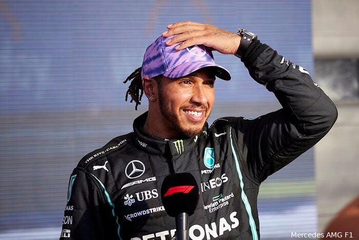 Hamilton niet schuldbewust na crash met Verstappen: 'Ik zat volledig naast hem'