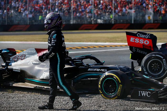Hamilton gaat nekspecialist bezoeken nadat pijn door crash met Verstappen erger werd