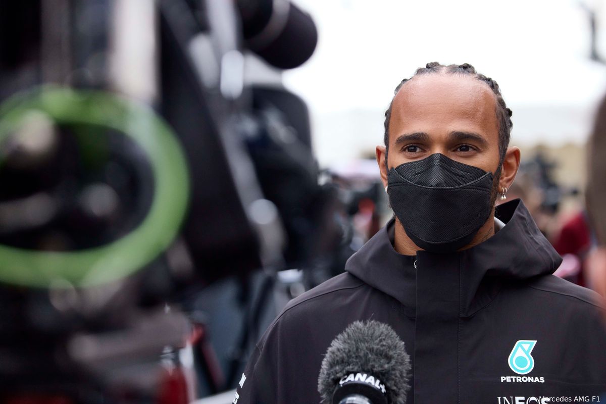 Hamilton komt met statement: 'Ik ben niet boos op mijn team, er is niets aan de hand'