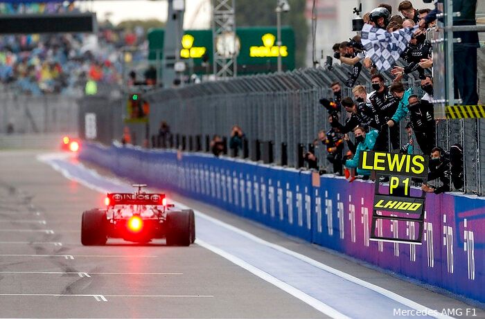 Hamilton wint bloedstollende GP Rusland na onverwachtse regenval, Verstappen tweede
