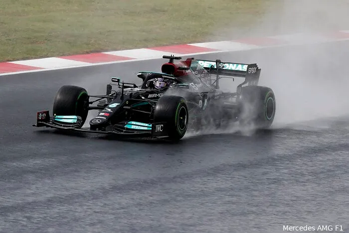 Waarom Mercedes tegen beter weten in voor een afstelling koos met veel downforce