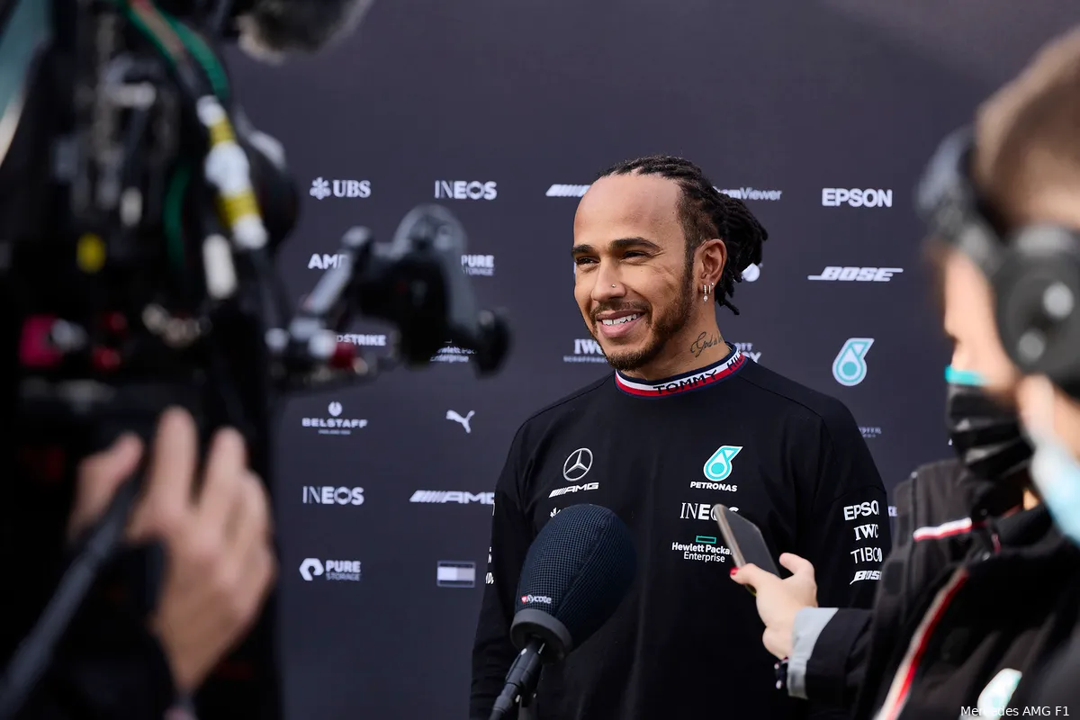 Hamilton met letterlijke kopzorgen: 'Het gehobbel beperkt ons behoorlijk, ik kreeg er hoofdpijn van'