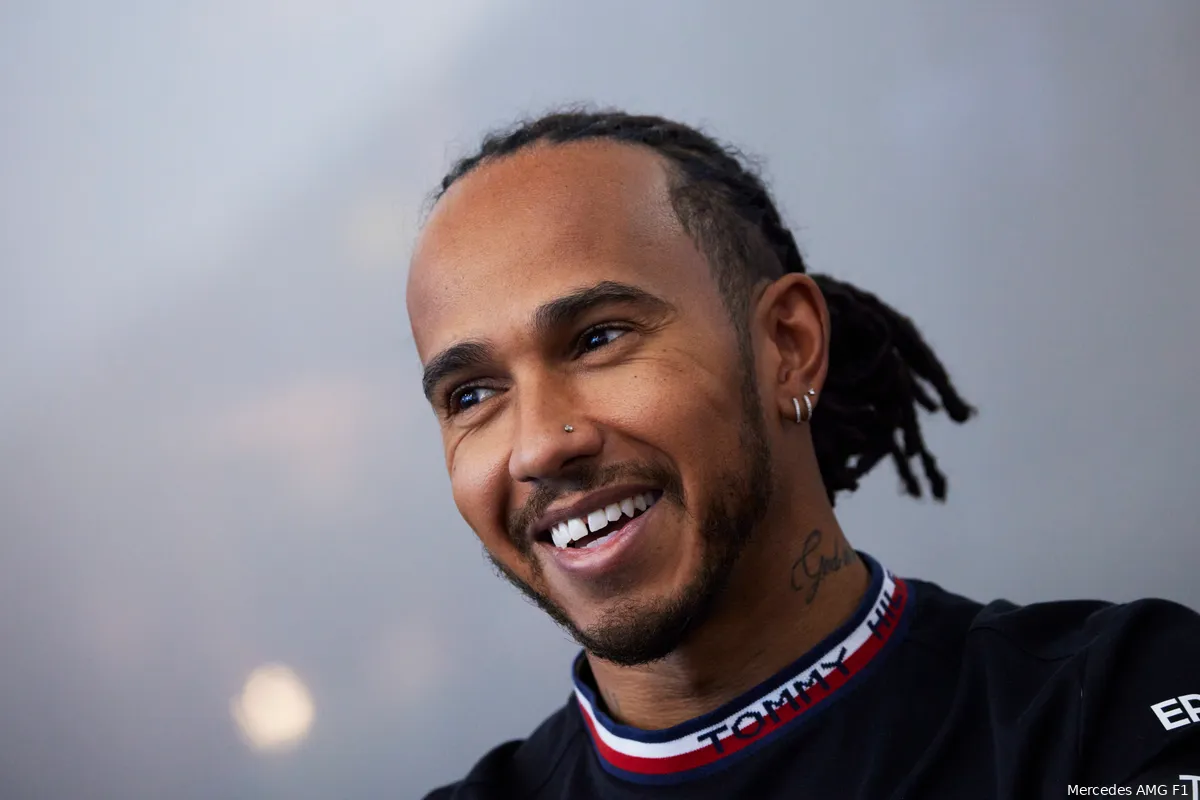 Hamilton houdt hoop voor aankomende race na mindere testdagen: 'Daar werken we hard aan'