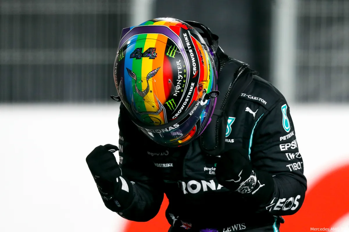 Mercedes doorbreekt stilte rondom toekomst Hamilton middels suggestieve post