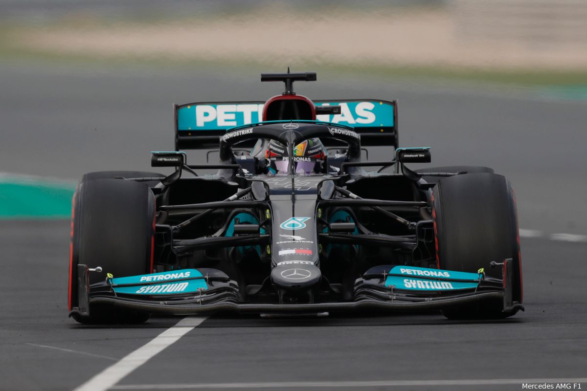 Hamilton pakt op dominante wijze pole in Qatar, Verstappen op afstand naar P2