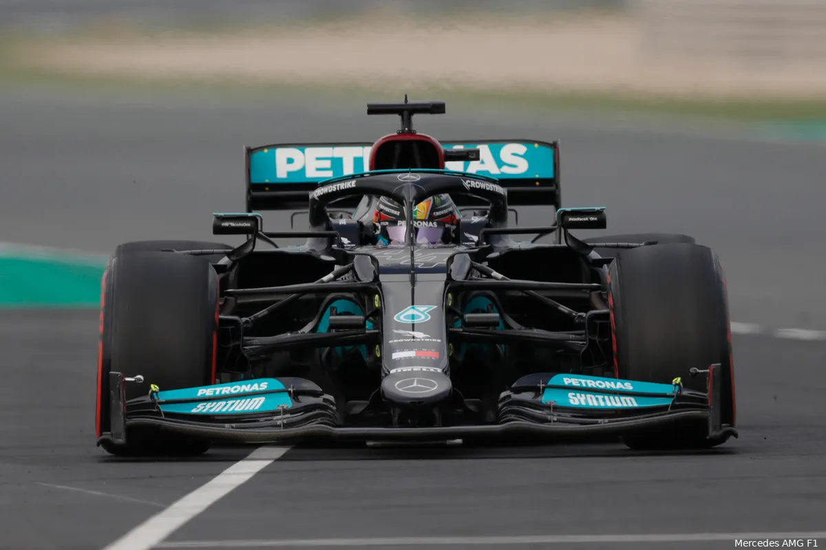 Beelden: Mercedes-achtervleugel lijkt duidelijk door te buigen in Brazilië