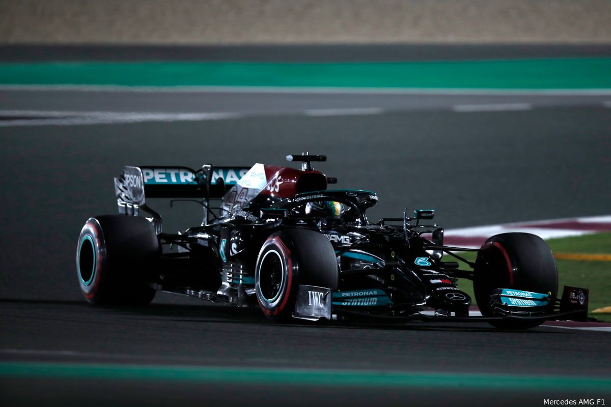 Hamilton wint ongestoord in Qatar, maar Verstappen houdt met P2 titelstrijd springlevend
