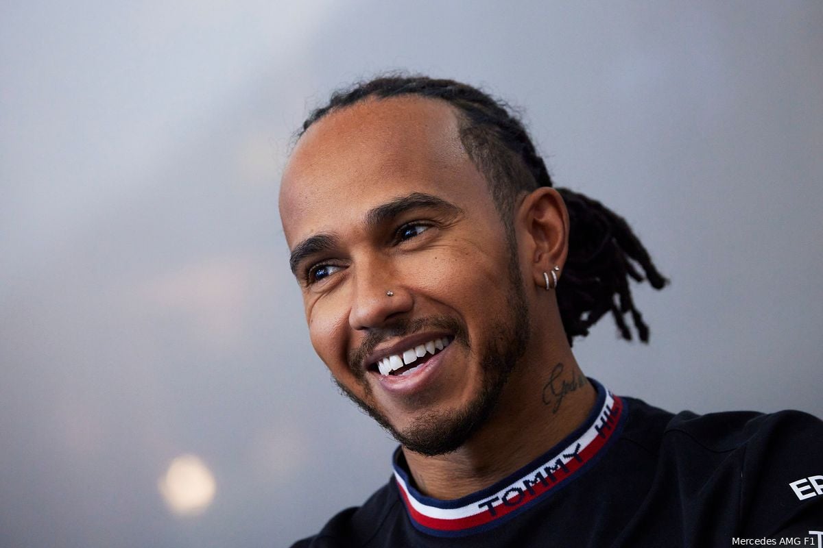 Hamilton: 'Ik geloof in een overwinning dit seizoen, maar ik weet niet waar de auto sterk is'