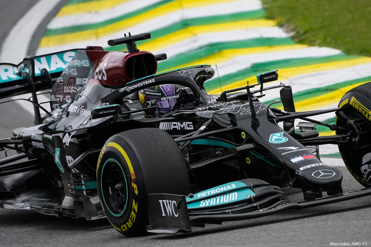 Hamilton dolgelukkig met zege in Brazilië: 'Voelt als mijn eerste overwinning'