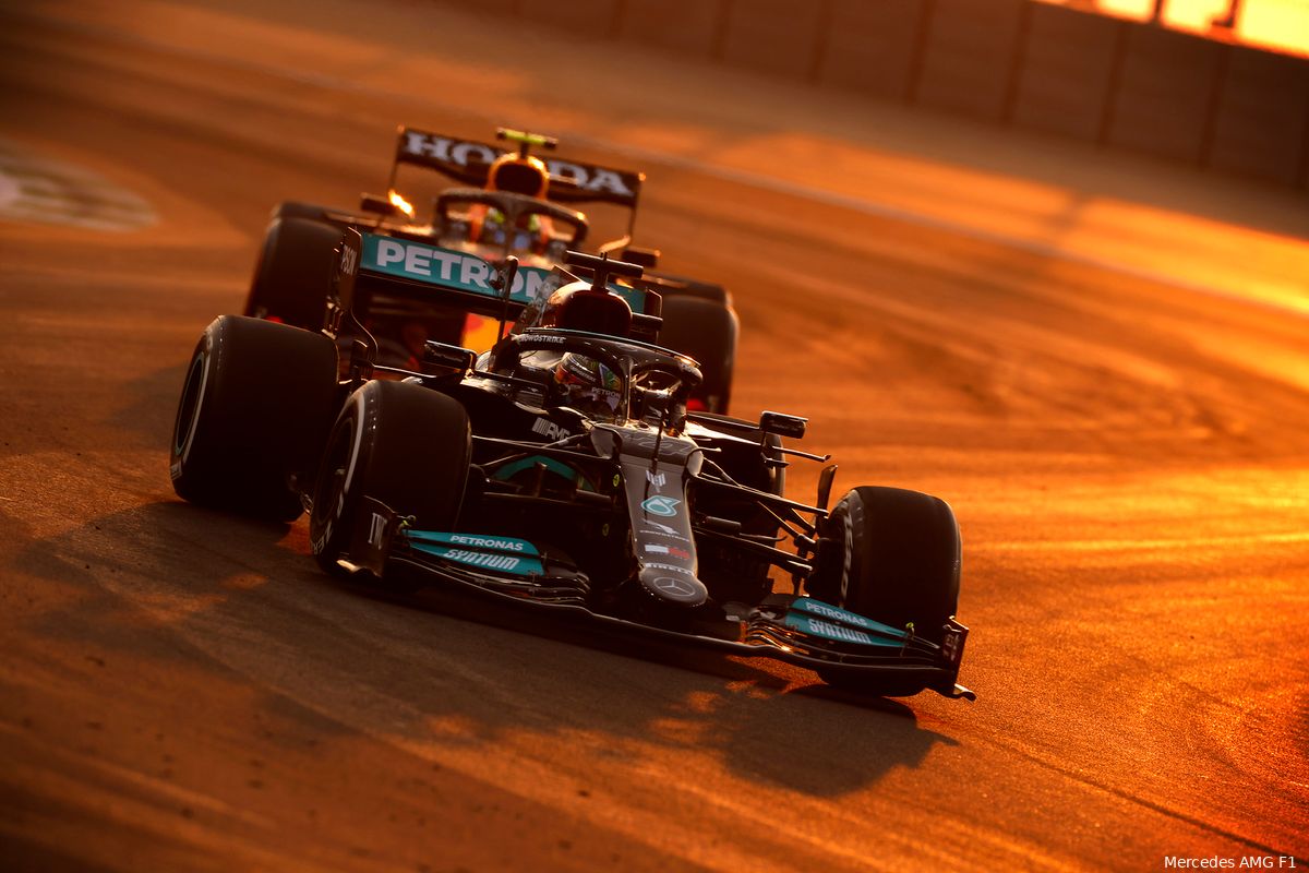 Hamilton wint op discutabele wijze knotsgekke race in Saoedi-Arabië, Verstappen P2