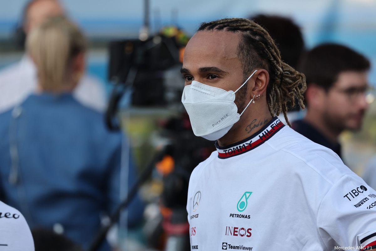 Hamilton schrikt van gat naar Verstappen: 'Het is veel, veel erger dan ik dacht'