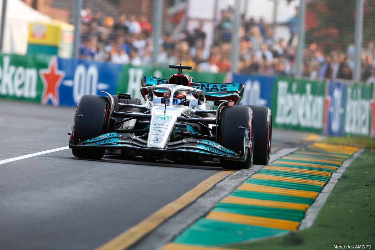 Russell maakt indruk bij Mercedes: 'Hij houdt zich knap staande naast superster Hamilton'