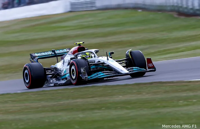 Hamilton lijkt te sneren naar Verstappen: 'Wij zonder problemen door Copse'
