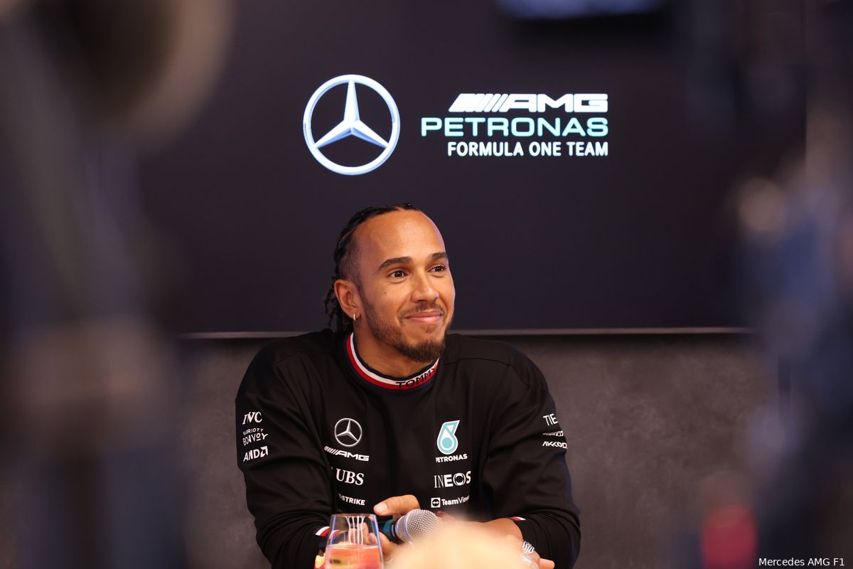Hamilton niet bezig met rel rondom Red Bull: 'Weten niet of de geruchten kloppen'