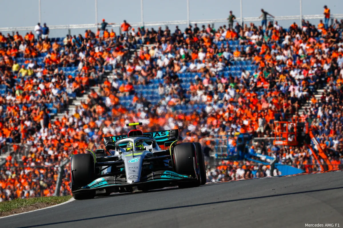 Hamilton trots op eigen supporters: 'Niet makkelijk tussen fans van tegenstander'