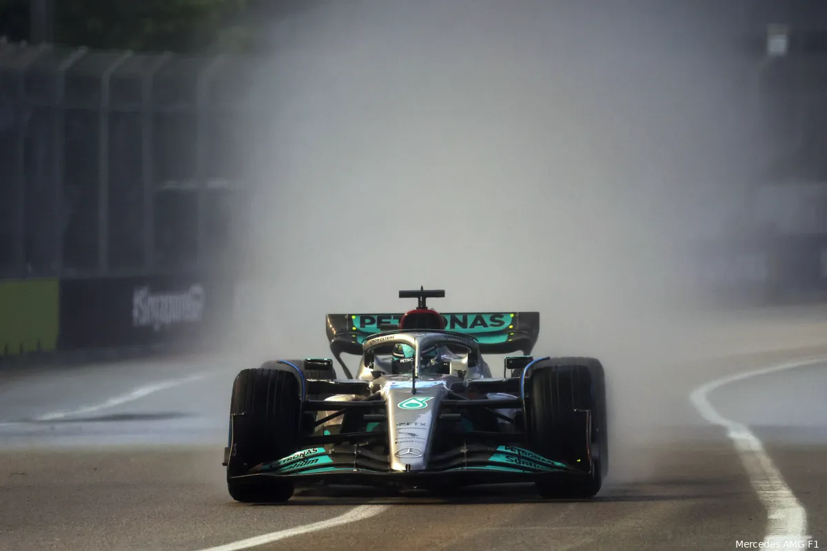 Race na start 'van kwaad tot erger' voor Mercedes: 'Lewis werd wijd geduwd'