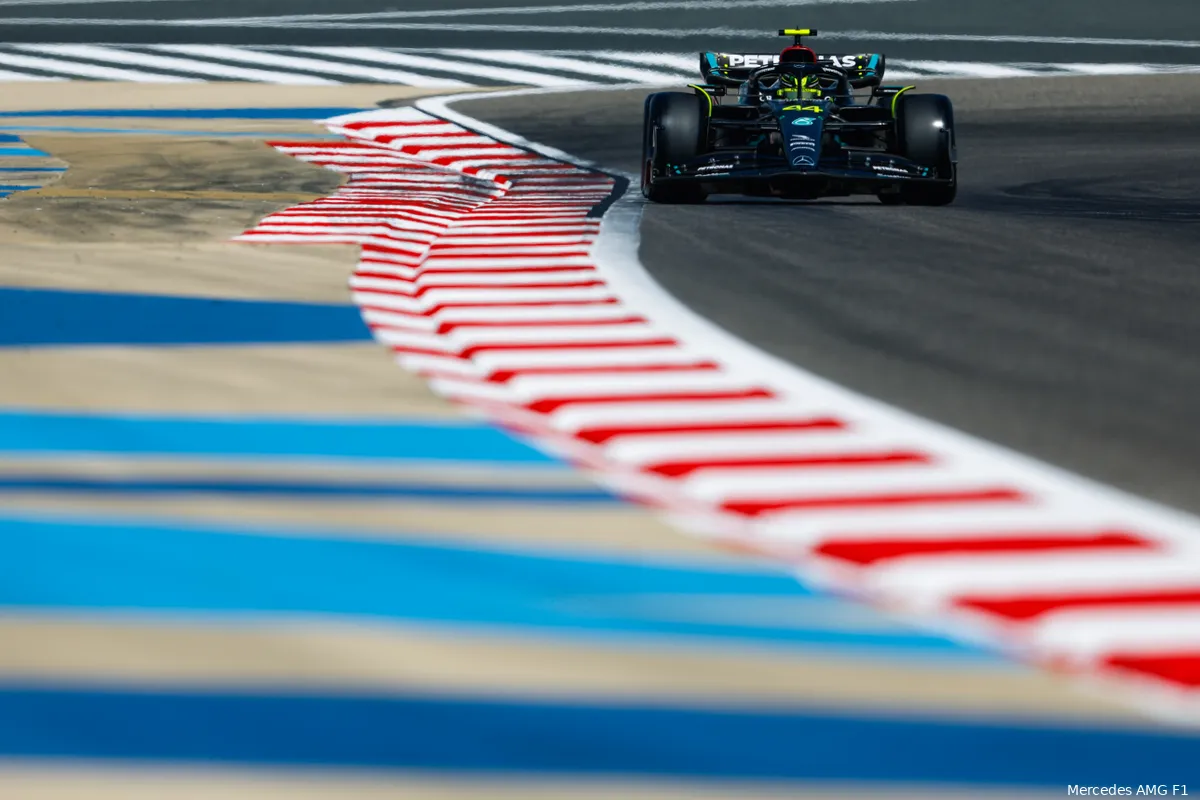 Hamilton ziet Mercedes ingehaald worden door Aston Martin: 'Gat was nooit zo groot als nu'