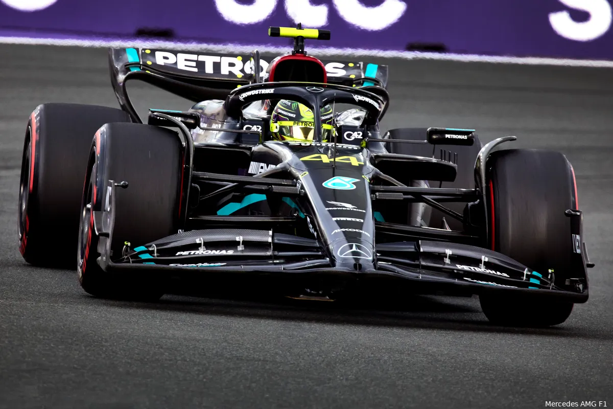 Hamilton ziet Red Bull in de verre verte: 'Gaat wel even duren tot het gat gedicht is'