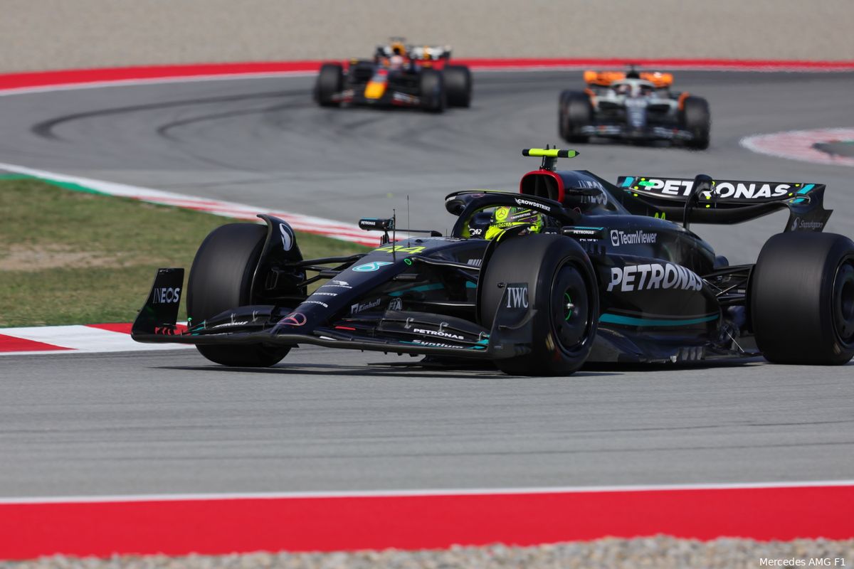 Hamilton niet blij met tempo Mercedes: 'Moeilijk voor me om in top tien te komen'