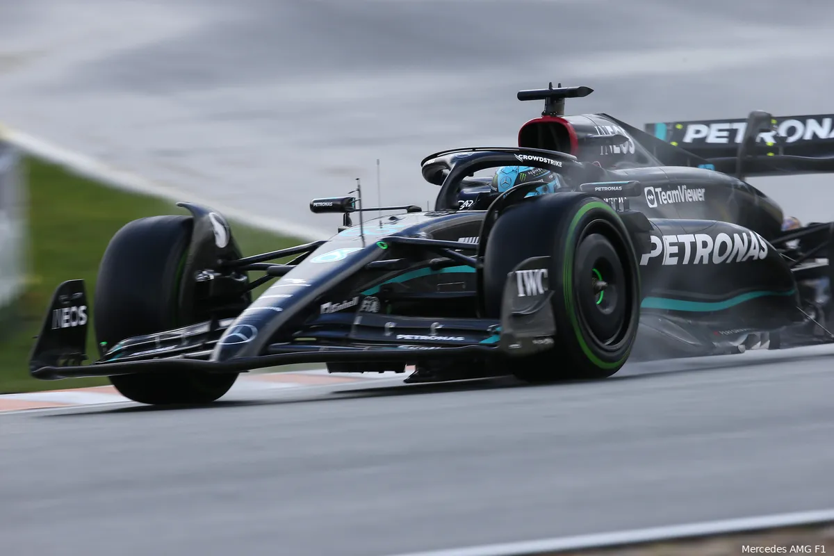 Russell denkt dat Mercedes inschattingsfout maakte over regen: 'We moeten begrijpen waarom onze voorspelling iets anders liet zien'