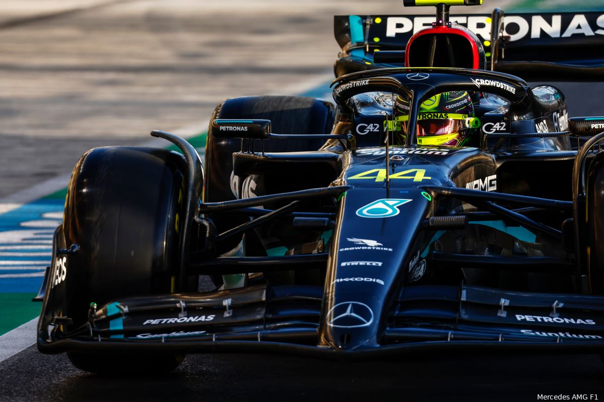 Hamilton veroorzaakt Mercedes-clash en valt uit bij de start, geeft Russell de schuld
