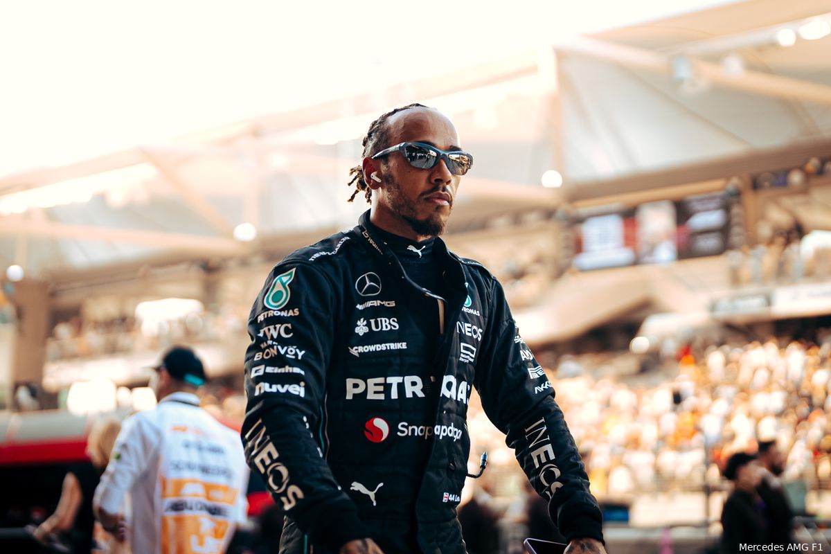 Hamilton openhartig over moeilijkheden Mercedes: 'Zijn momenten waarop je denkt: ligt het aan mij?'