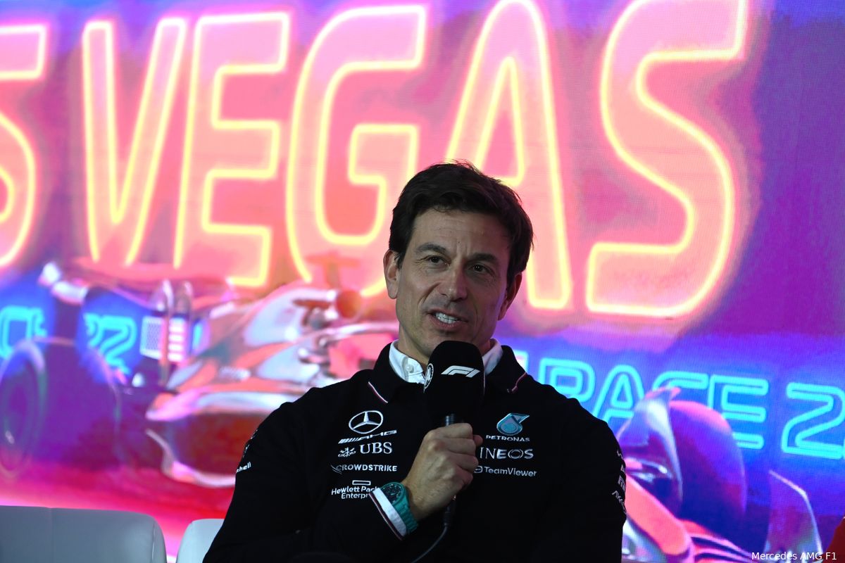 Wolff reflecteert op Las Vegas ongeluk Sainz: 'Overmacht is echt een moeilijke'