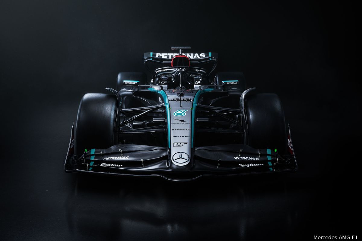 FOTO'S | Mercedes presenteert met W15 flink vernieuwde F1-bolide