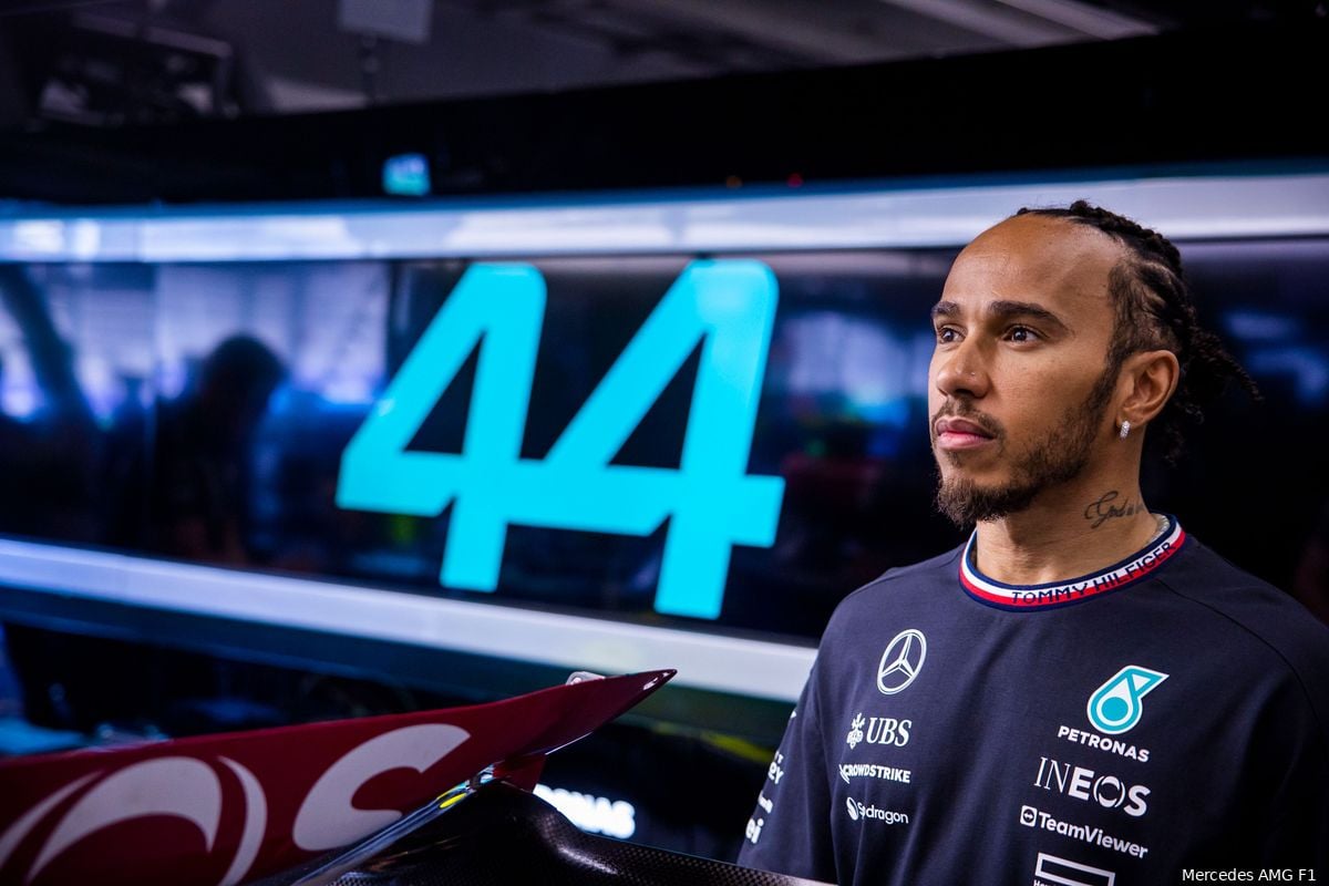 Hamilton niet overtuigd van prestaties Mercedes: 'Zou niet zeggen dat dat bemoedigend was'